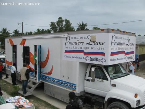 First Lady, Sophia Martelly, Surprise Visit to Petit Goâve Mobile Health Clinic