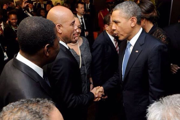 Michel martelly and Barack Obama shake hands
