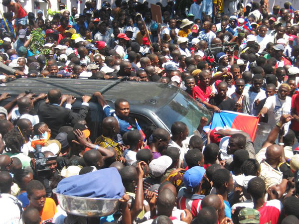 Crowd welcoming Jean Bertrand Aristide from Exile in South Africa